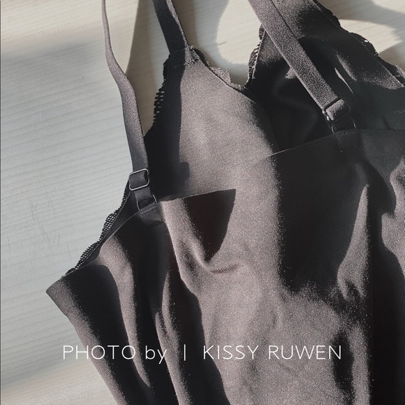 Black lace camisole with build in wireless bra set - Picture 8 of 9